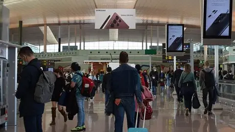 Turistas en un aeropuerto
