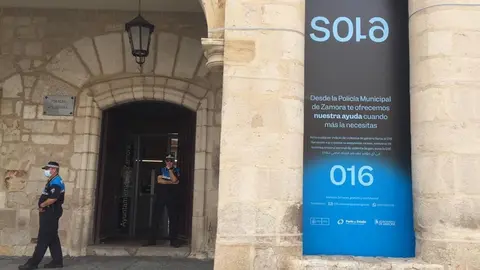 Vinilo en la fachada de la comisaría de la Policía Local de la nueva Campaña Viogen 'Sola'
