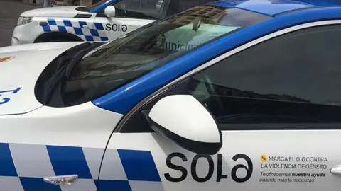 Coches patrulla de la Policía Local con los nuevos vinilos de la nueva Campaña Viogen 'Sola'