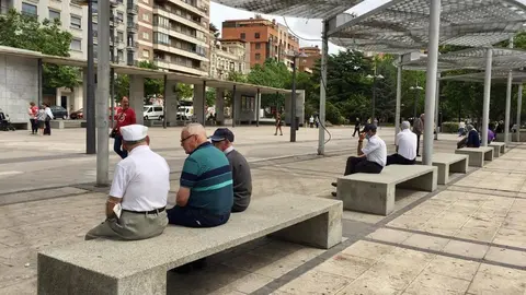 Varios zamorano descansando en la plaza de La Marina