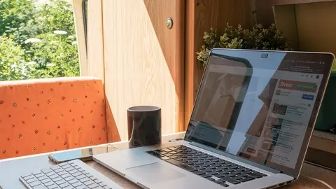 Teletrabajo desde una autocaravana. Fotografía de archivo