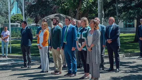 El vicepresidente de la Junta, Juan García Gallardo, durante el minuto de silencio en condena por el asesinato de una mujer en Soria