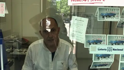 José Ángel Delgado, en la ventanilla de la Administración Número 3 de Zamora