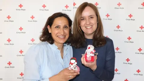 Ana Villoria y Susana Reglero posan con algunas de las muñecas motanka hechas a mano