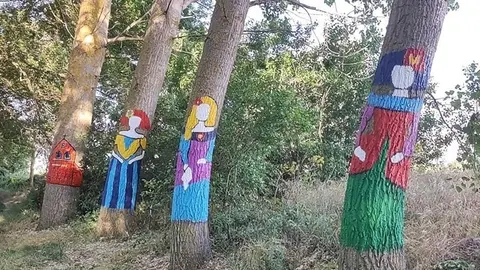 Pinturas de la artista local Flora restauradas en el Bosque Encantado de Santibáñez de Tera