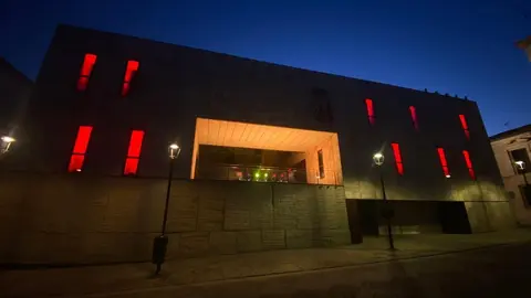 Imagen de archivo de la Diputación iluminada de rojo