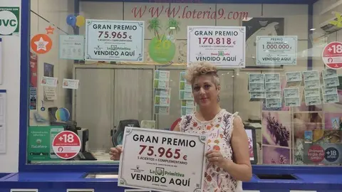 La lotera del CC Valderaduey muestra el premio