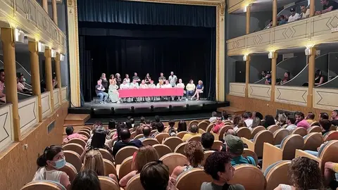 Asamblea de trabajadores de Siro en el Teatro Latorre de Toro