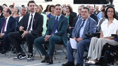 Pedro Sánchez junto a Pau Gasol, Ernesto Gasco, Miquel Iceta y Teresa Perales, en el acto de presentación del Plan Estratégico Nacional para la Reducción de la Obesidad