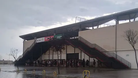 Público resguardándose en el estadio Ruta de la Plata