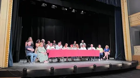 Autoridades minutos antes de la asamblea de trabajadores de Siro en Toro. Foto Rocío Gato