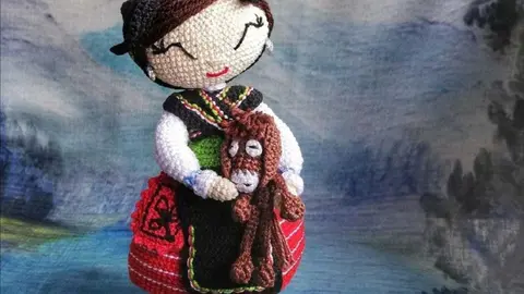 Muñeca de ganchillo con la bandera de Zamora en la falda. Creación de Paula Requejo