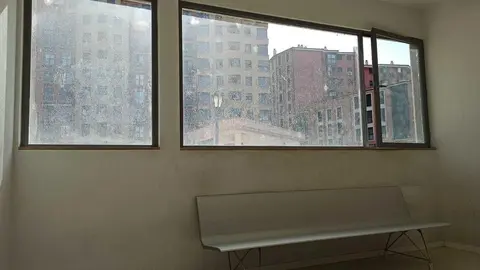 Fotografía del estado de una sala de espera en Puerta Nueva. Fotografía: MAMM a través del grupo "Foto denuncia Zamora"