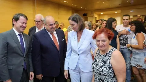 Mañueco, junto a la ministra Reyes Maroto tras la firma del acuerdo de Siro