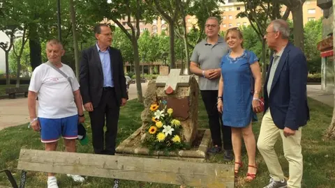 Ofrenda floral en el monumento del Donante, en el parque de Las Viñas