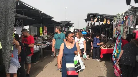 Gente en el mercadillo de Zamora