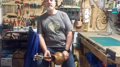 Juan Manuel Yéboles, fabricante de instrumentos tradicionales