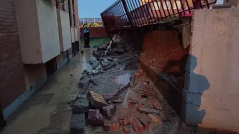 La fuerte tormenta derriba un muro exterior y su vallado en el Colegio Buenos Aires. Fotografía: Interbenavente.es
