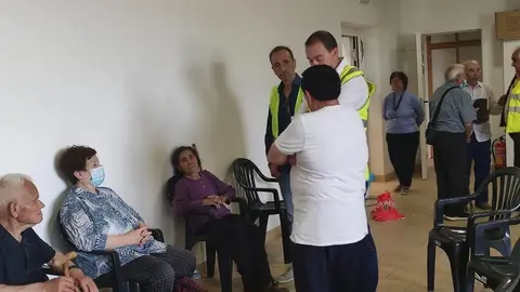 Requejo en el pabellón de Sarracín de Aliste con las personas evacuadas