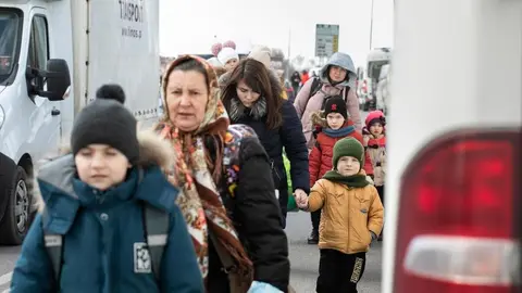 Mujeres y niños de Ucrania atraviesan un punto fronterizo con Polonia el pasado marzo (Alianza por la Solidaridad-ActionAid)