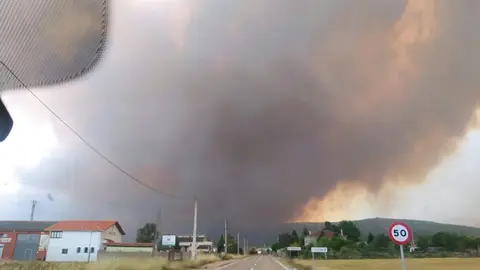 Columna de humo en la Sierra de la Culebra