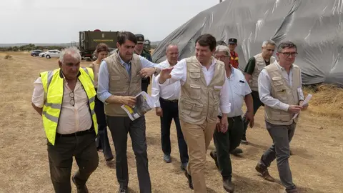 Mañueco con el operativo de extinción del incendio en la Sierra de la Culebra. Archivo