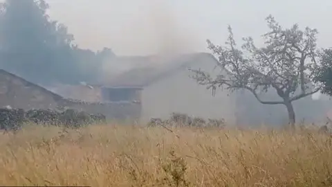 Casa de Villardeciervos en llamas. Foto Bomberos Forestales CYL