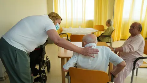 La consejera de Familia e Igualdad de Oportunidades, Isabel Blanco, durante la visita a los residentes de Ferreras de Abajo evacuados