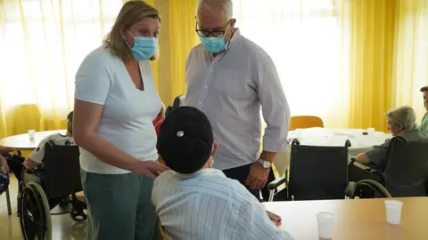 La consejera de Familia e Igualdad de Oportunidades, Isabel Blanco, durante la visita a los residentes de Ferreras de Abajo evacuados