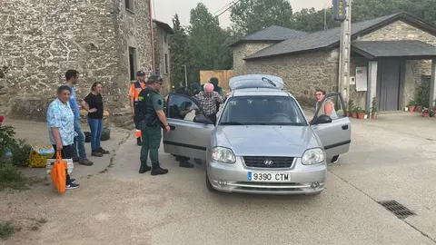 Vecinos desalojados por el incendio en Sierra de la Culebra. Fotografía: GC