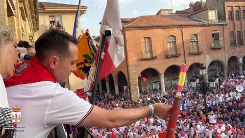El alcalde de Benavente, Luciano Huerga, durante el inicio de las fiestas del Toro enmaromado. Fotografía: Ayuntamiento de Benavente