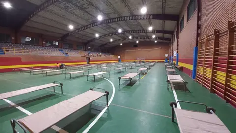 Pabellón en Benavente con los desalojados por el incendio en Sierra de la Culebra. Fotografía: Ayuntamiento de Benavente