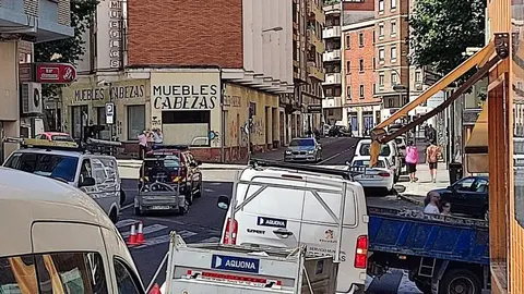 Los técnicos de AQUONA atienden una incidencia en la avenida Víctor Gallego