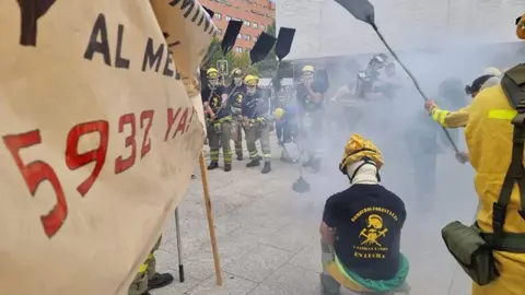 Imagen de archivo de Bomberos forestales en una protesta frente a las Cortes