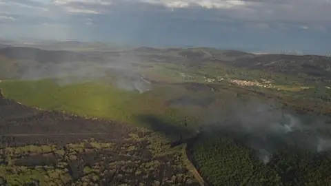 Imagen de columnas de humo en  la Sierra de la Culebra. Foto Junta Castilla y León