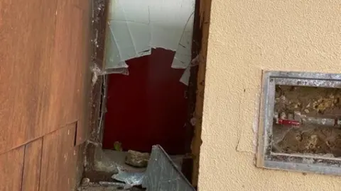 Cristal roto del Centro de Interpretación