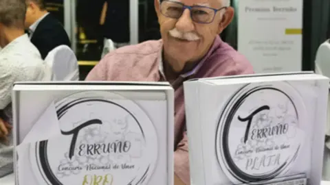 Francisco Monasor, autor de los vinos, posando junto a los galardones