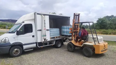 Imagen de archivo de reparto de agua embotellada