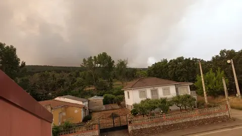 Columno de humo desde una casa de Otero de Bodas. Foto cedida/archivo