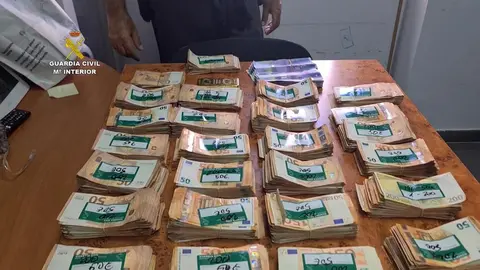 Dinero incautado a la organización criminal. Fotografía: GC