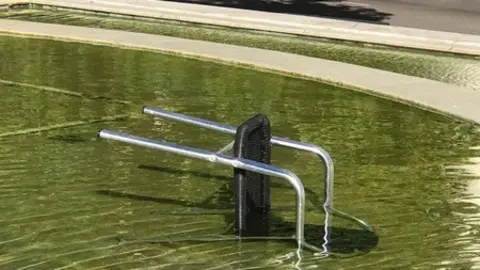 Silla arrojada en la Plaza de la Marina