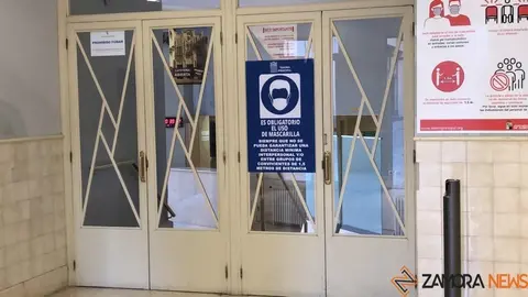 Cartel en el Teatro Principal que avisa del uso de mascarilla