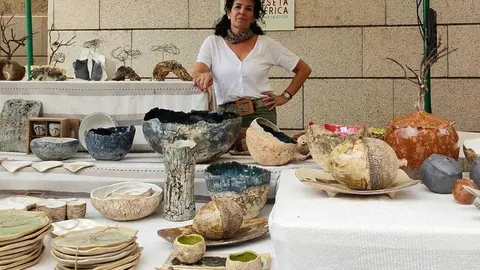 Nuria, de Numa Cerámica, en su stand en la Feria de Cerámica y Artesanía de las Fiestas de San Pedro