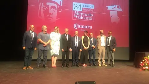 Foto de familia de los galardonados y autoridades en la 34 edición de los Premios Mercurio y Vulcano