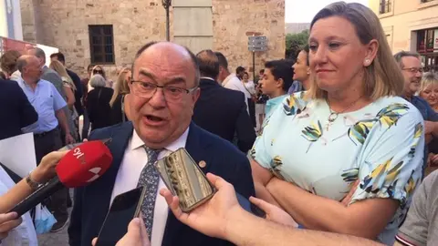 El presidente de la Cámara de Comercio de Zamora, Enrique Oliveira, Junta a la consejera de Familia, Isabel Blanco