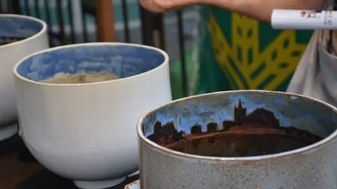 Piezas con el skyline del Casco Antiguo de Zamora, obra de Carlos Macho, de Creámica