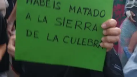 Pancarta en la manifestación por la Sierra de la Culebra en la Plaza de la Marina