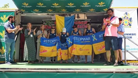 Las ganadoras muestran su apoyo a Ucrania