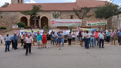 Representantes del PSOE de Zamora y de la comarca de Tábara junto a los vecinos hoy Domingo en la concentración contra las macrogranjas convocada por la Asociación Pueblos Unidos en Faramontanos