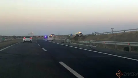 accidente a66 vuelco y arrancado guarda rail. imagen de archivo